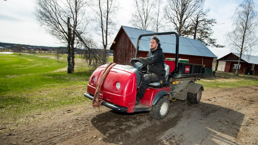 Head greenkeeper Linus Bylund och hans Luleå Golfklubb hade förberett för en tidig öppning av 27-hålsbanan. Men nu flyttas premiären fram på obestämd tid.