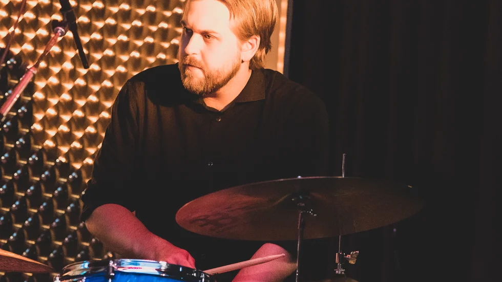 Trummisen Oscar Johansson Werre är den förste mottagaren av det nystiftade priset "Jazzaspen".