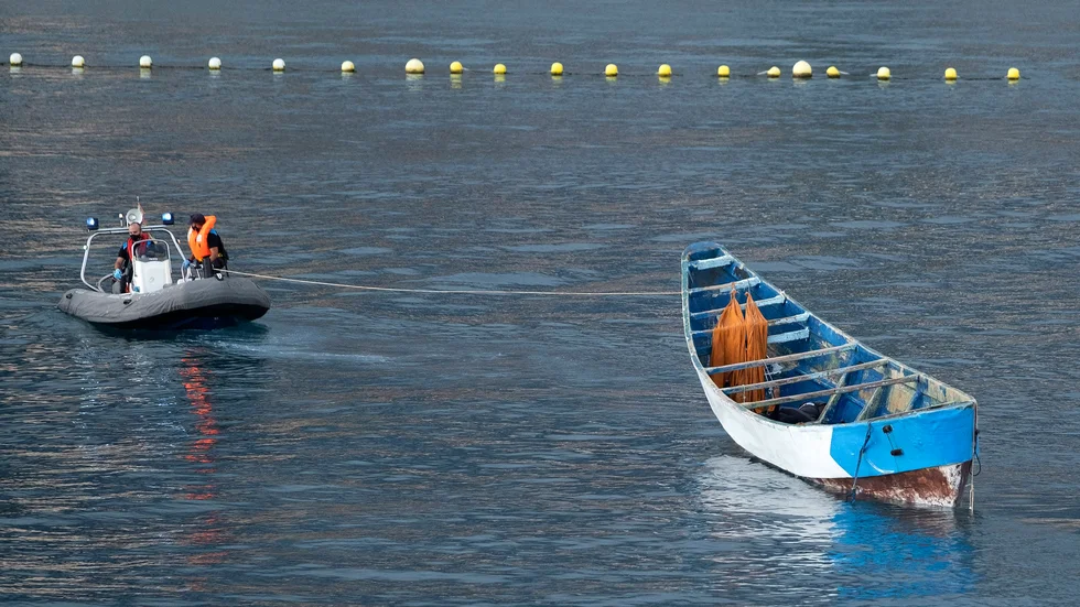 Det tog flera dygn att bogsera träbåten, en fiskepirog (till höger), till Los Cristianos på Teneriffa. Bild från den 28 april.