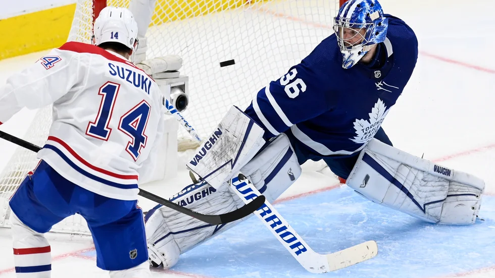 Nick Suzuki överlistar Torontos Jack Campbell i den andra förlängningsperioden.