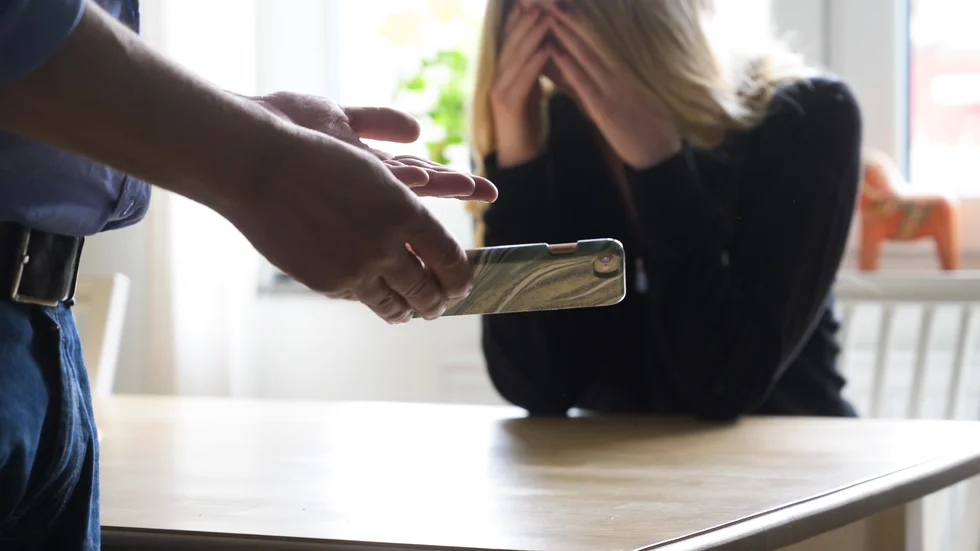 Mannen var svartsjuk och kontrollerande. Nu har han dömts för olaga hot. Personerna på bilden har inget samband med artikeln. 