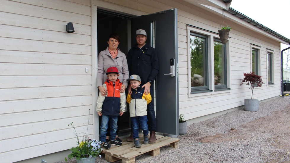 Sara och Johan Wändesjö med barnen Melker och Vilmer, vid villan de byggt vid Gertrudsvik i Västervik. 