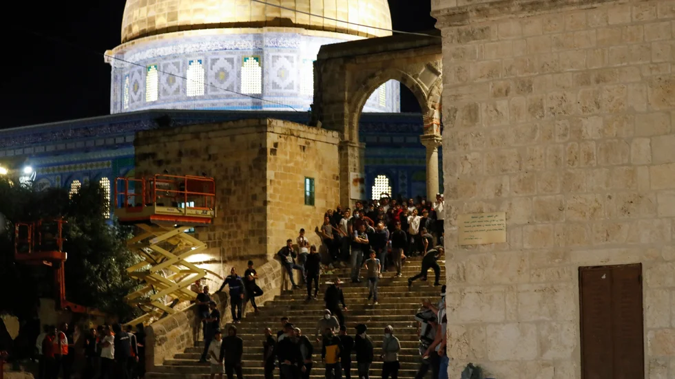 Sammandrabbningar mellan israelisk polis och palestinier utanför al-Aqsamoskén i Jerusalem efter fredagsbönen.