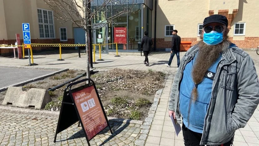 Mariefredsbon Henricc Söderström såg fram emot sin första vaccindos. "Det första jag ska göra är att ge min mamma en stor kram. Det har jag saknat", säger han.