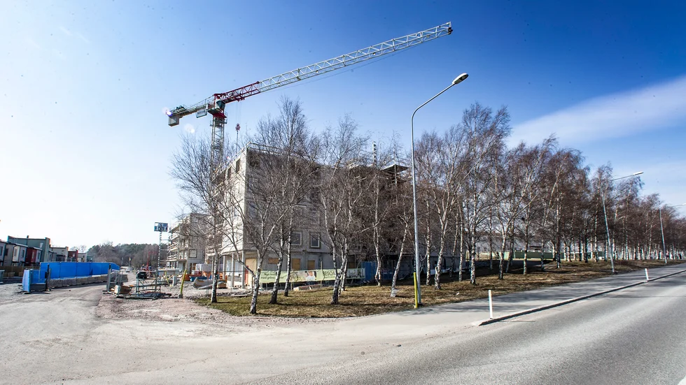 Bebyggelsen breder ut sig på fin odlingsmark, skriver Bengt Torssell och Maria Secher. Bilden visar byggandet vid Genetiska trädgården (Arkivbild).