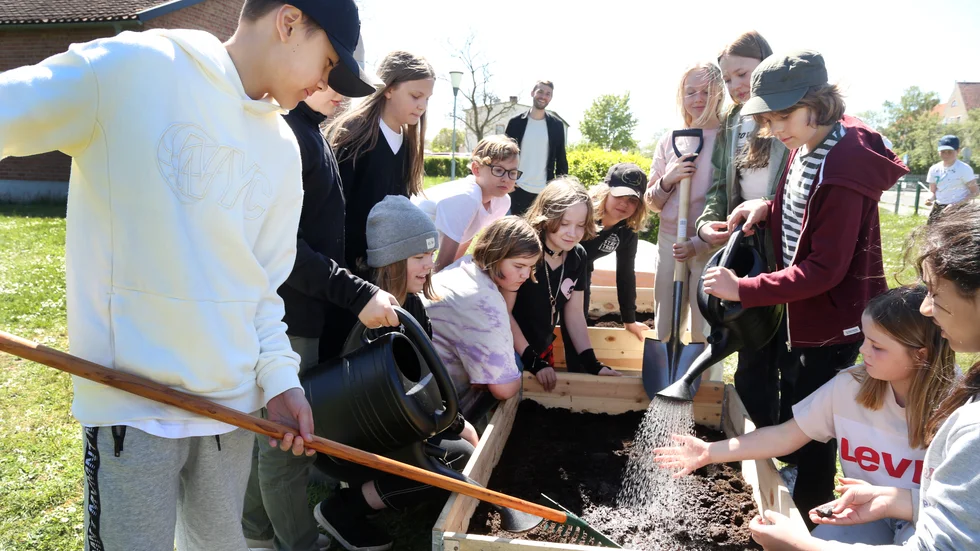 Polhemsskolans elever i årskurs 5-6 ska vara med i Lilla Aktuellt och lära alla hur vi ska hjälpas åt för att nå de globala målen. På sin skolgård odlar de och många äter mycket vegetariskt.