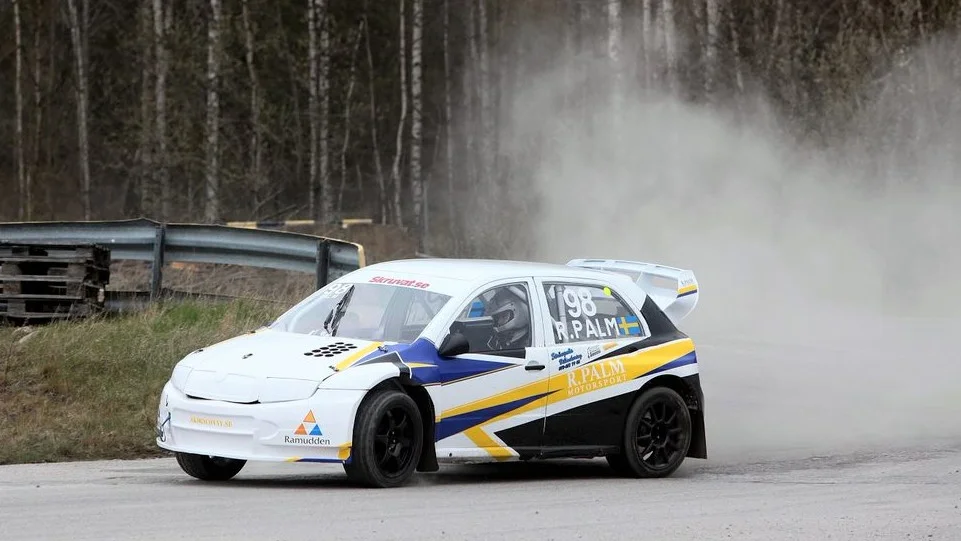 Rasmus Palm testar bilen på motorstadion i Strängnäs.