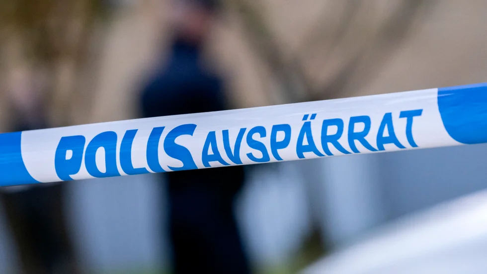 Polisen spärrade av platsen där en ung man hittats död i Göteborg på morgonen. Arkivbild.