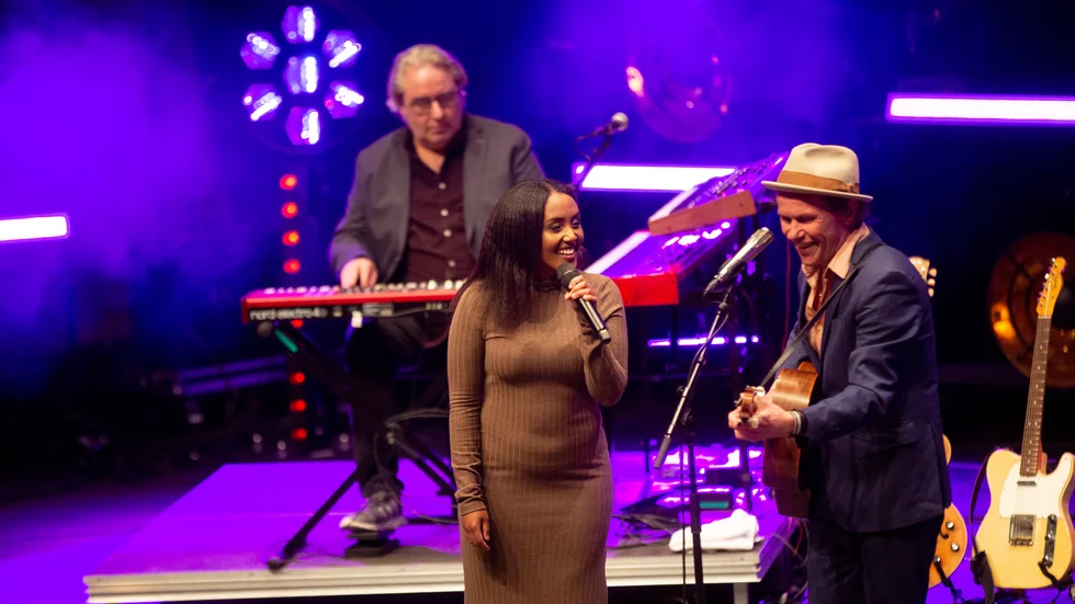 Nadja Holm och Bo Sundström sjöng "Håll ut".