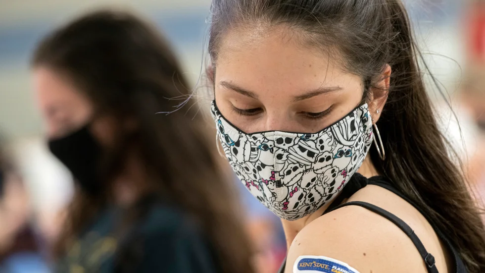 Regan Raeth, student vid Kent State University, tittar på sitt plåster efter att ha vaccinerats i Ohio. Bild från i april.
