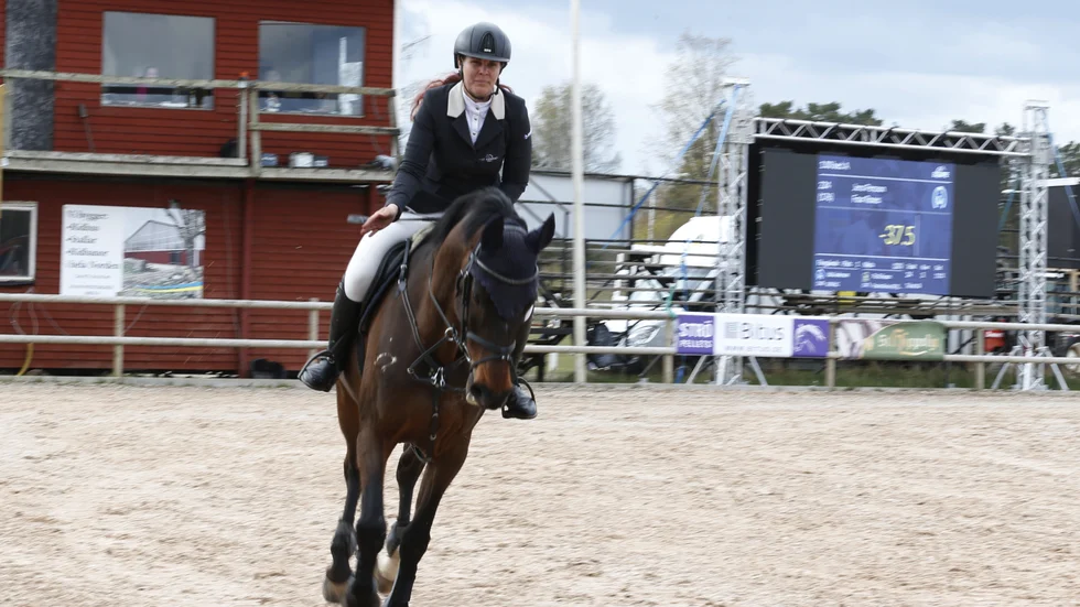 Ida Linderson klappar om Wedanga W efter en felfri ritt.