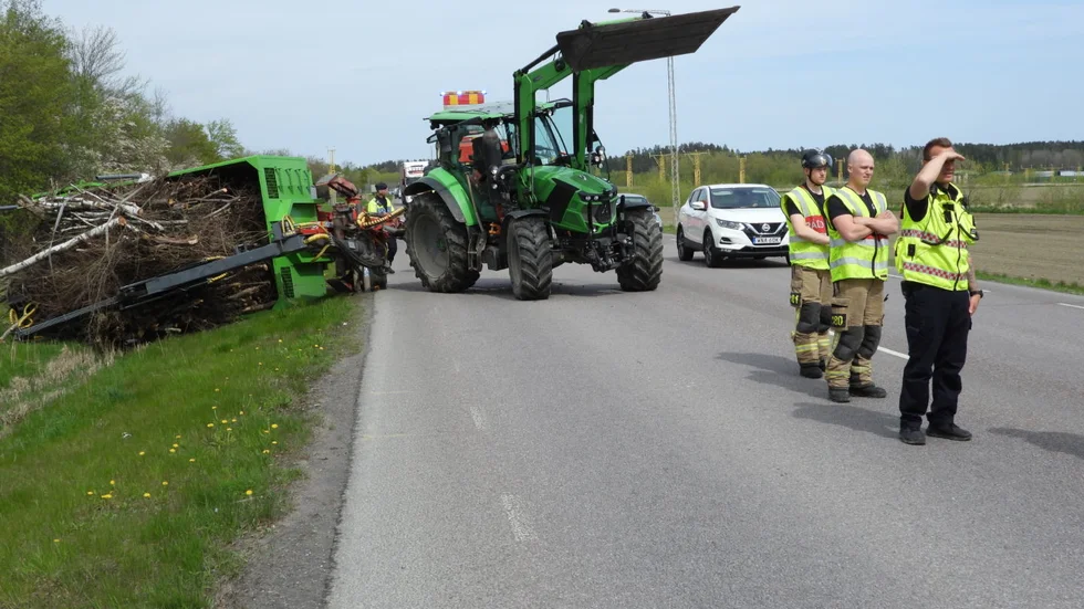 En traktor med släp råkade ut för en olycka på Söderleden på tisdagen.