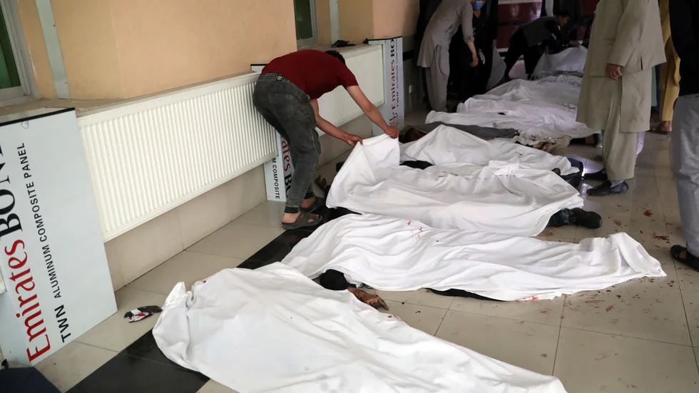 Bombdådet mot en flickskola i huvudstaden Kabul krävde närmare 60 dödsoffer. Situationen i Afghanistan försämras ytterligare.