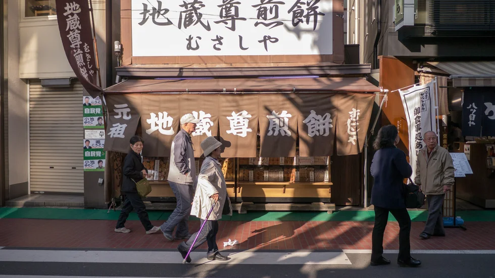 Gatuvy från stadsdelen Sugamo i Tokyo, nära den stad som fick den anonyma donationen. Arkivbild.