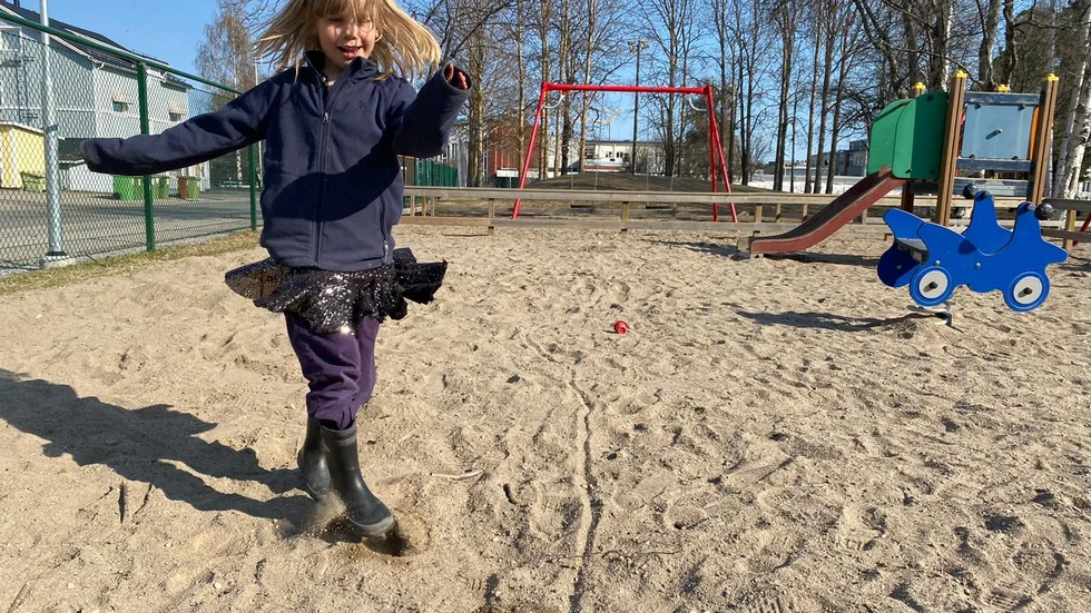 Dans utomhus och med avstånd är det som gäller nu för Elsie och andra elever i Piteå. Men till hösten är tanken att barn även ska få dansa tillsammans med äldre.