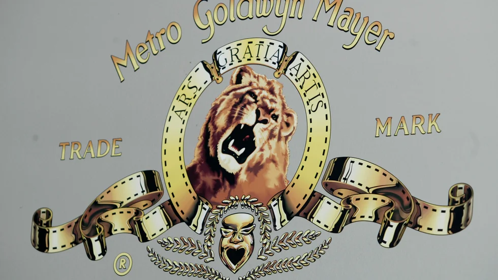 MGM:s logotyp fotograferad utanför filmstudions kontor i Santa Monica i Kalifornien. Snart skulle Amazon kunna bli ny ägare till bolaget. Arkivbild.
