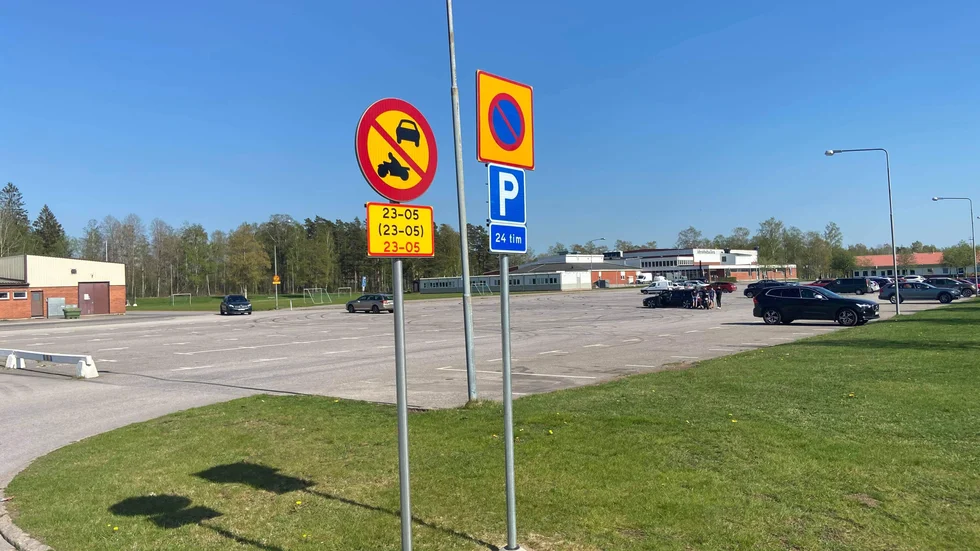 "Vi har satt upp betongsuggor och eventuellt kommer det att bli fler. Vi tittar även på att bygga om ishallsparkeringen. Allt i syfte att göra det mindre roligt att vara där." säger  Marie Nicholson (M) Kommunstyrelsens 1:e vice ordförande.