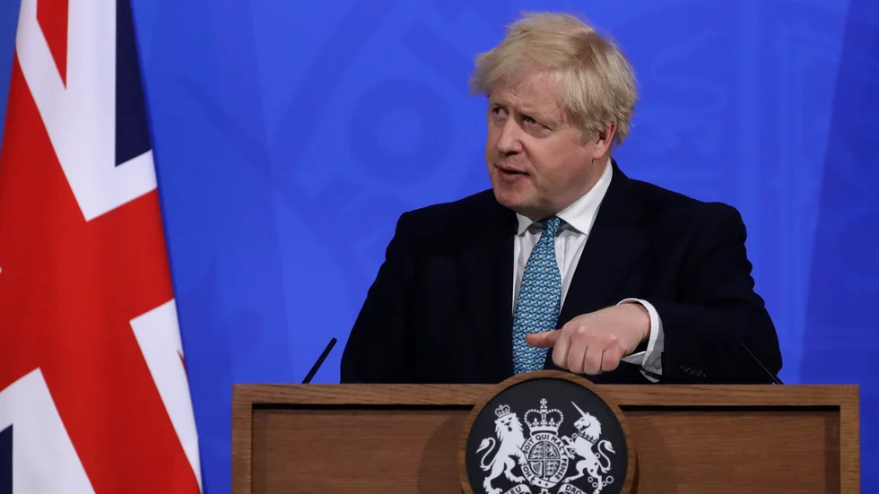 Storbritanniens premiärminister Boris Johnson vid fredagens pressträff om virusläget.