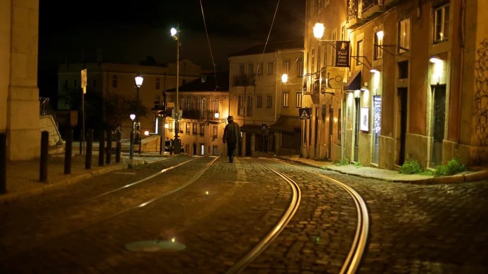Det ser mörkt ut för svenska turister som vill besöka Portugal och dess huvudstad Lissabon. Arkivbild från stadsdelen Alfama.