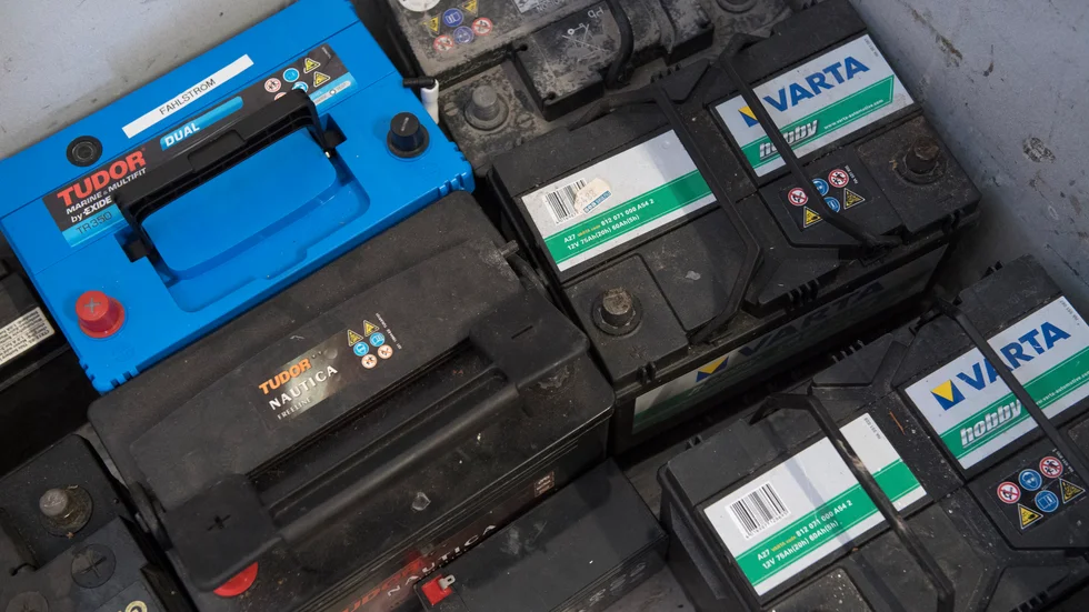 Två bilbatterier stals ur en borrigg som stod längs Bredsandsvägen.