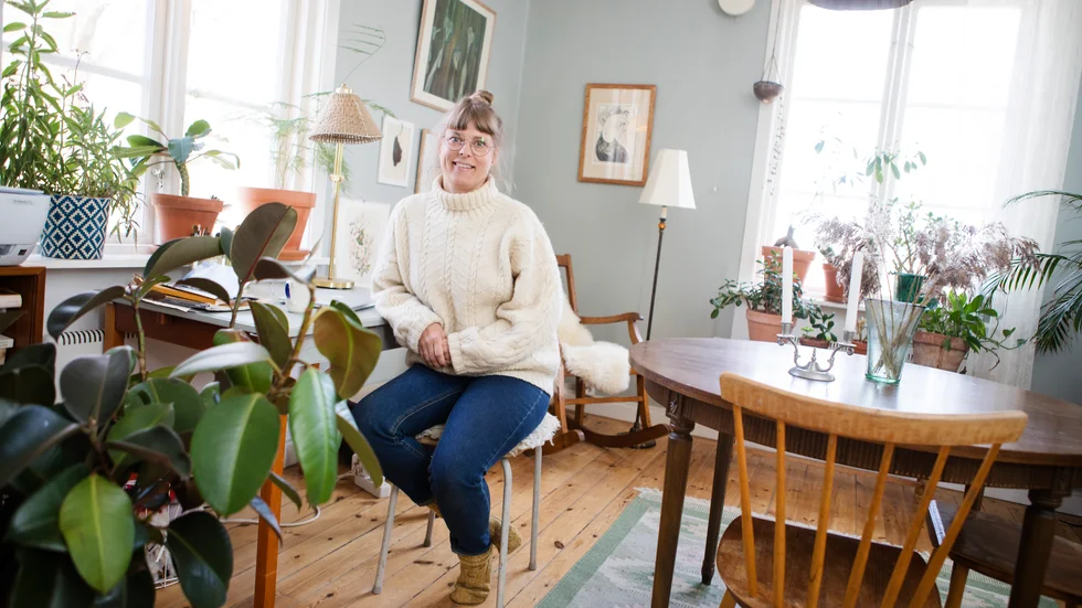 Lina Lindbladh, trädgårdsdesigner och inredningsarkitekt, väljer antingen att jobba med harmoni eller kontraster. För att skapa harmoni väljer man färger i samma färgskala. För att skapa ett riktigt blickfång kan man till exempel välja orange till en bas av lila eller blå.