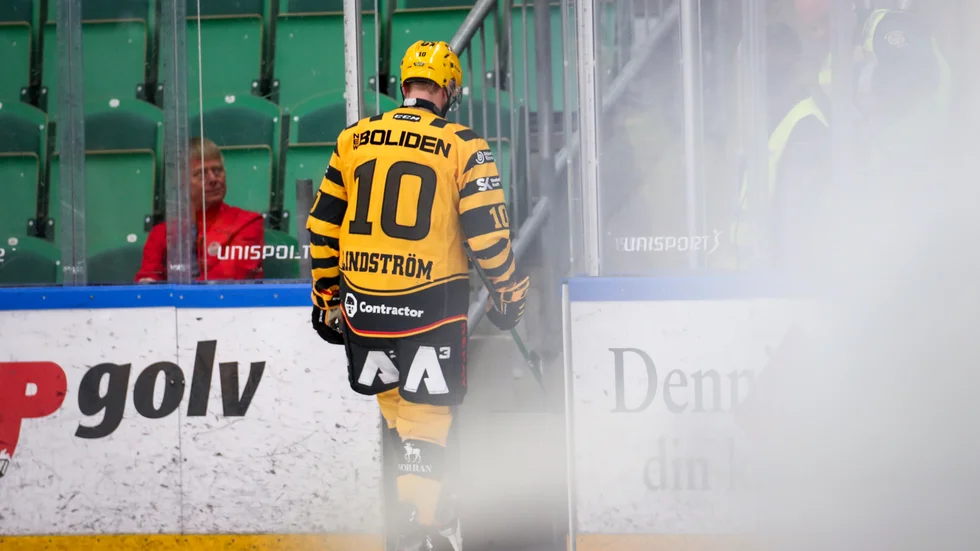 Skellefteås Joakim Lindström lämnar isen efter att ha fått matchstraff i den femte och avgörande semifinalen borta mot Rögle. Skåningarna vann med 4–0 och är klart för SM-final.