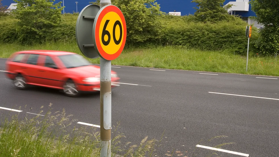 Max 60 kilometer i timmen vore en bra gräns för länsväg 140 genom hela Tofta tycker insändarskribenten.