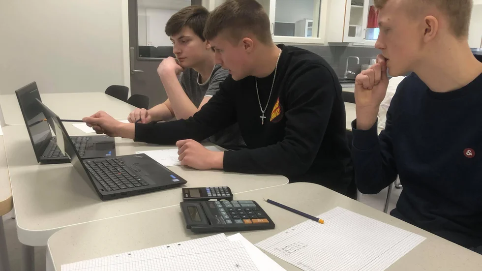 Jonathan Andersson, Ivar Wikström och Aaron Åberg från Slottsskolan tog klassen till final i Teknikåttan.