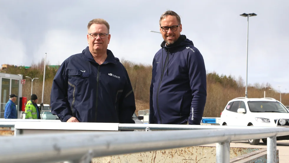Tomas Gustavsson och Johan Bäcklin känner stor tilltro till Piteåborna när återvinningscentralen vid Bredviksberget blir tillgänglig dygnet runt.