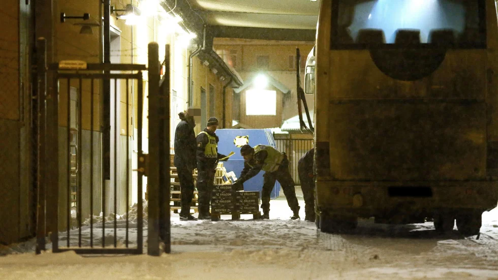 Så här såg det ut när polisen stoppade en av spritbussarna i Linköping vintern 2014. Bussen tömdes på all alkohol, stora mängder sprit och starköl som plötsligt ingen på bussen kändes vid.