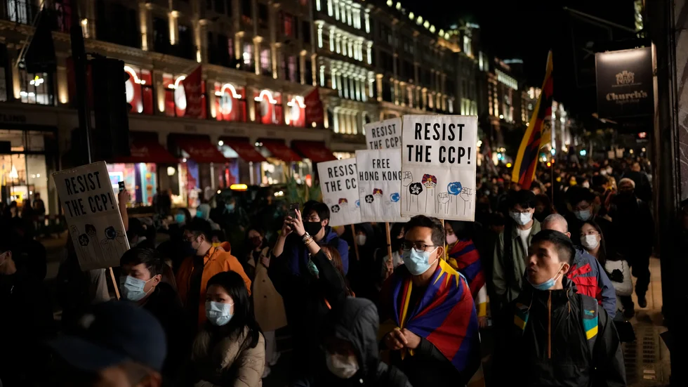 En demonstration till stöd för bland annat uigurerna, ett av Kinas 55 officiellt erkända minoritetsfolk, utanför den kinesiska ambassaden i London.