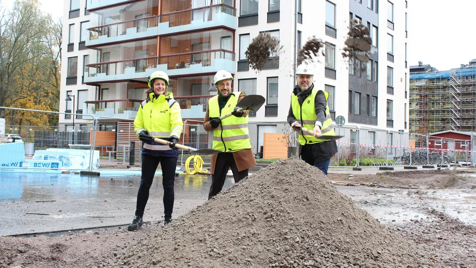 Camilla Einarsson, NCC, Muharrem Demirok (C) och Anders Stjärnberg, HSB, tog det första spadtaget för brf Ridderstad. I bakgrunden Panorama, där det var inflyttning förrförra julen.
