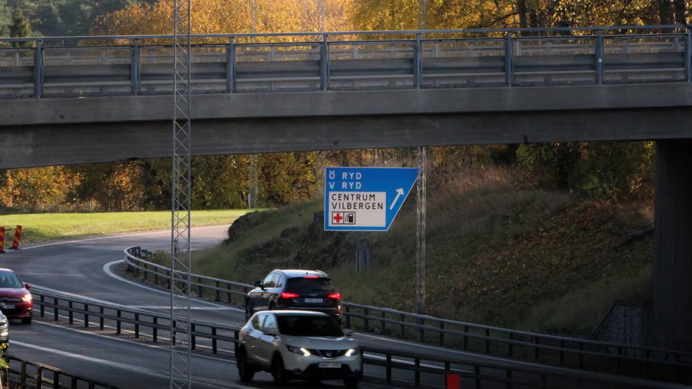Före avfarten dyker V Ryd upp, vilket ligger cirka 146 kilometer från Söderleden.
