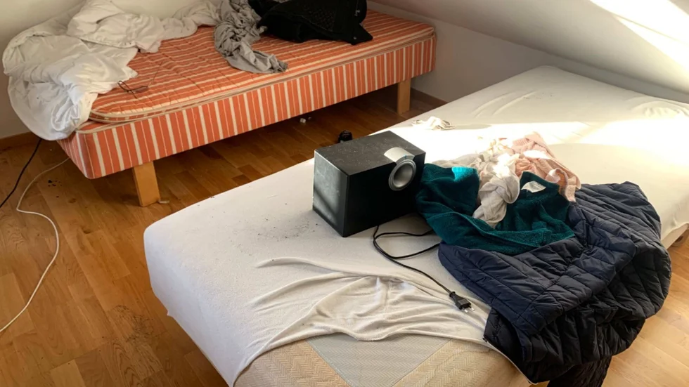 Männen övernattade i rivningshuset i Skellefteå – och nu åtalas en av dessa för grovt olaga hot efter att Skebos personal kom till fastigheten på morgonen den 11 oktober.