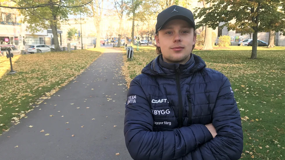 Nässjösonen Viktor Hulthammar går mot en ny höst i IFK Motala. Nu har han skrivit ett nytt tvåårskontrakt med klubben.