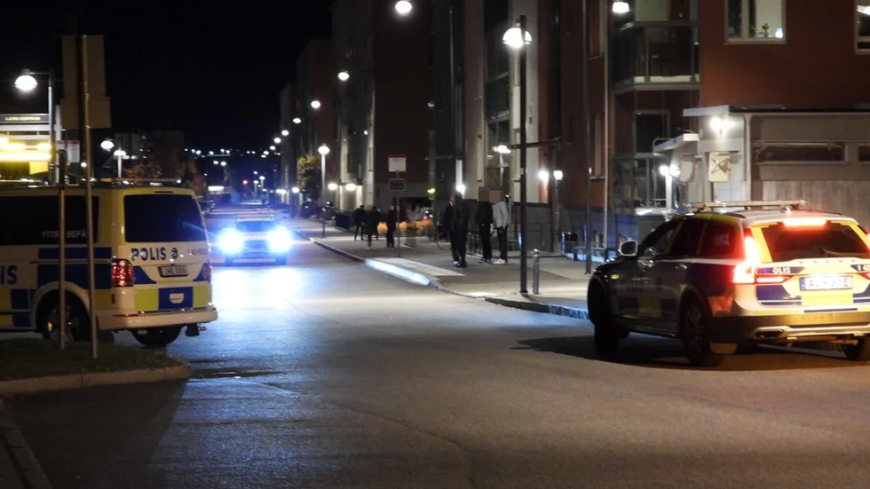 Ett bråk pågick i en spårvagn och sedan utanför på lördagskvällen.