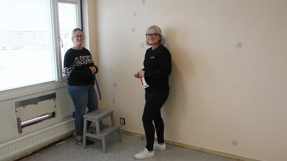 Frida Rahmic och Weronica Swensson håller som bäst på att förvandla det gamla köket till nya lokaler för barnverksamheten.