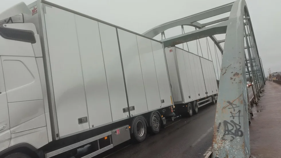 Lastbilen har kilats fast mot en av bågarna på Bergnäsbron. 