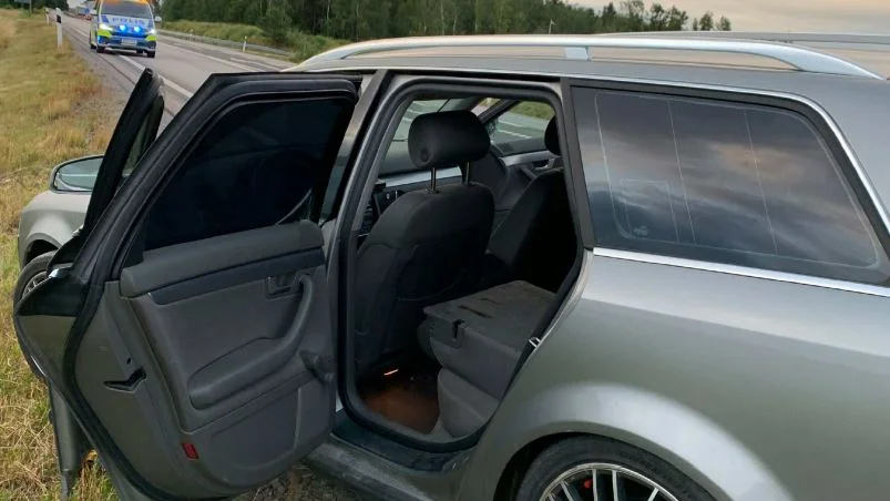 Efter en vild biljakt med höga hastigheter, tog färden plötsligt slut och två av männen i flyktbilen flydde ut på en åker.