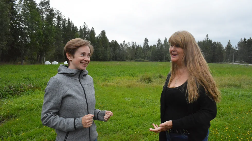Irina Chernega utbyter erfarenheter med Martine Westerlund, Kusfors, som arbetar med landsbygdsutveckling på Norsjö kommun.