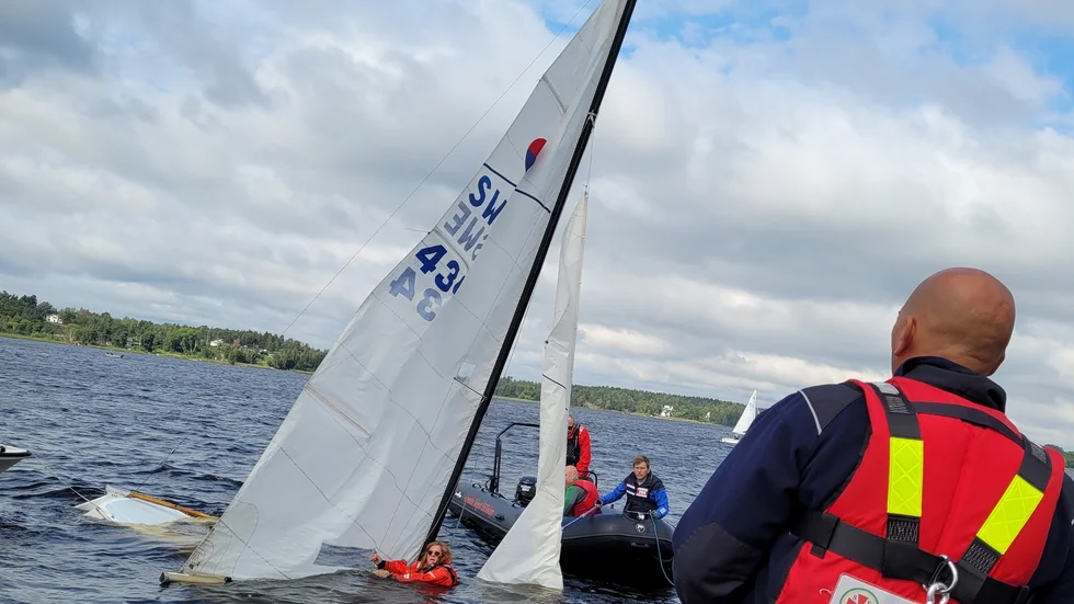 Sjöräddningssällskapet fick rycka ut i samband med en kappsegling på Ekoln när flera båtar kantrade.