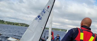 Båt nära sjunka vid kappsegling