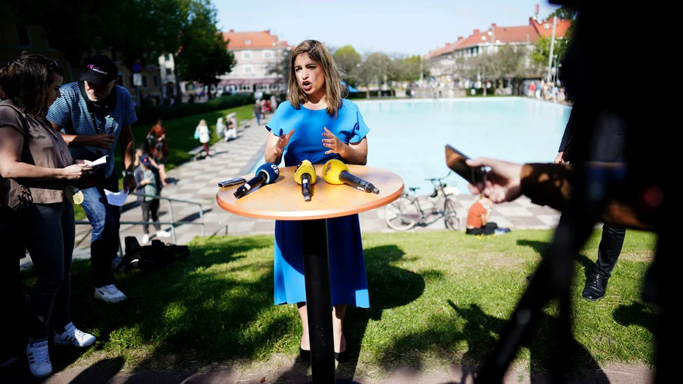Vänsterpartiets partiledare Nooshi Dadgostar (V) vid sitt sommartal i Majorna i Göteborg.