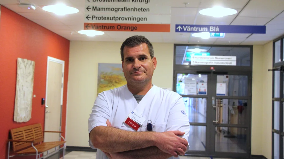 Strax före sommaren kom allt fler kvinnor med svullna lymfkörtlar vilket först väckte frågor, berättar Pantelis Gialias, överläkare på röntgenkliniken samt medicinskt ledningsansvarig på bröstenheten/mammografi
Universitetssjukhus Linköping Region i Östergötland.
