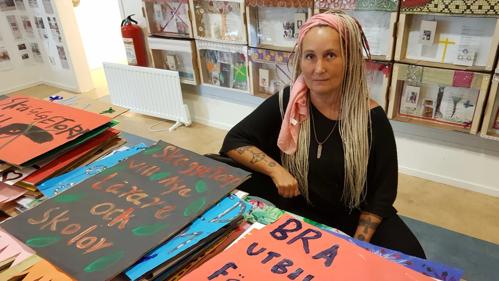 Sira Jokinen, organisationen Världens mammors verksamhetsledare, har samlat ihop alla skyltar som mammorna och deras barn har gjort och som ska bäras på demonstationen.