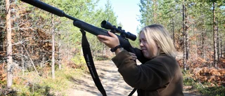 Caroline laddar inför årets älgjakt: "Det vore häftigt att få skjuta en stor tjur"