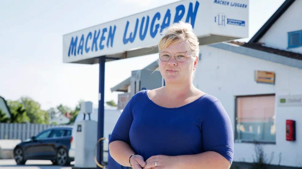 "Det skapar oro här på min arbetsplats också, alla vet att jag kämpar med det här, säger Fideli Pettersson om sitt ärende hos Försäkringskassan. Hon trivs med att arbeta på Ljugarns lanthandel och har svårt att se hur hennes arbetsförmåga ska kunna öka på ett annat jobb.
