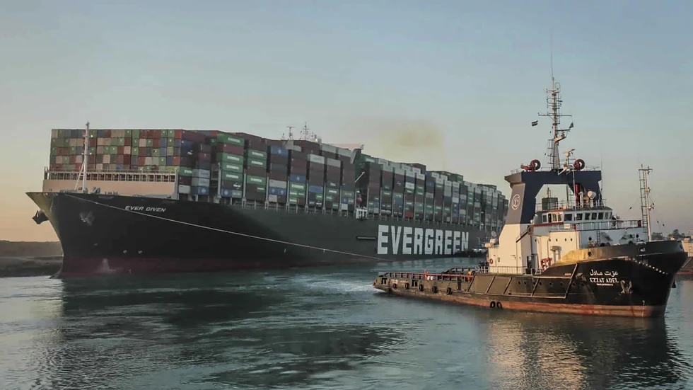 En höghastighetsjärnväg ska i framtiden komplettera Suezkanalen, en avgörande shippinglänk mellan Asien och Europa – här med containerfartyget Ever Given, som fastnade och blockerade trafiken i kanalen i våras. Arkivbild