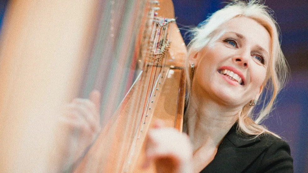 Margareta Bengtsson sjunger och spelar harpa vid Ekoln i helgen. 