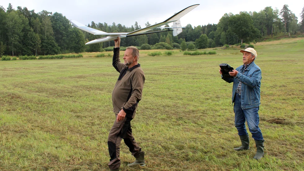 PO Edberg och Bo Harrysson på väg att starta med ett modellflygplan.